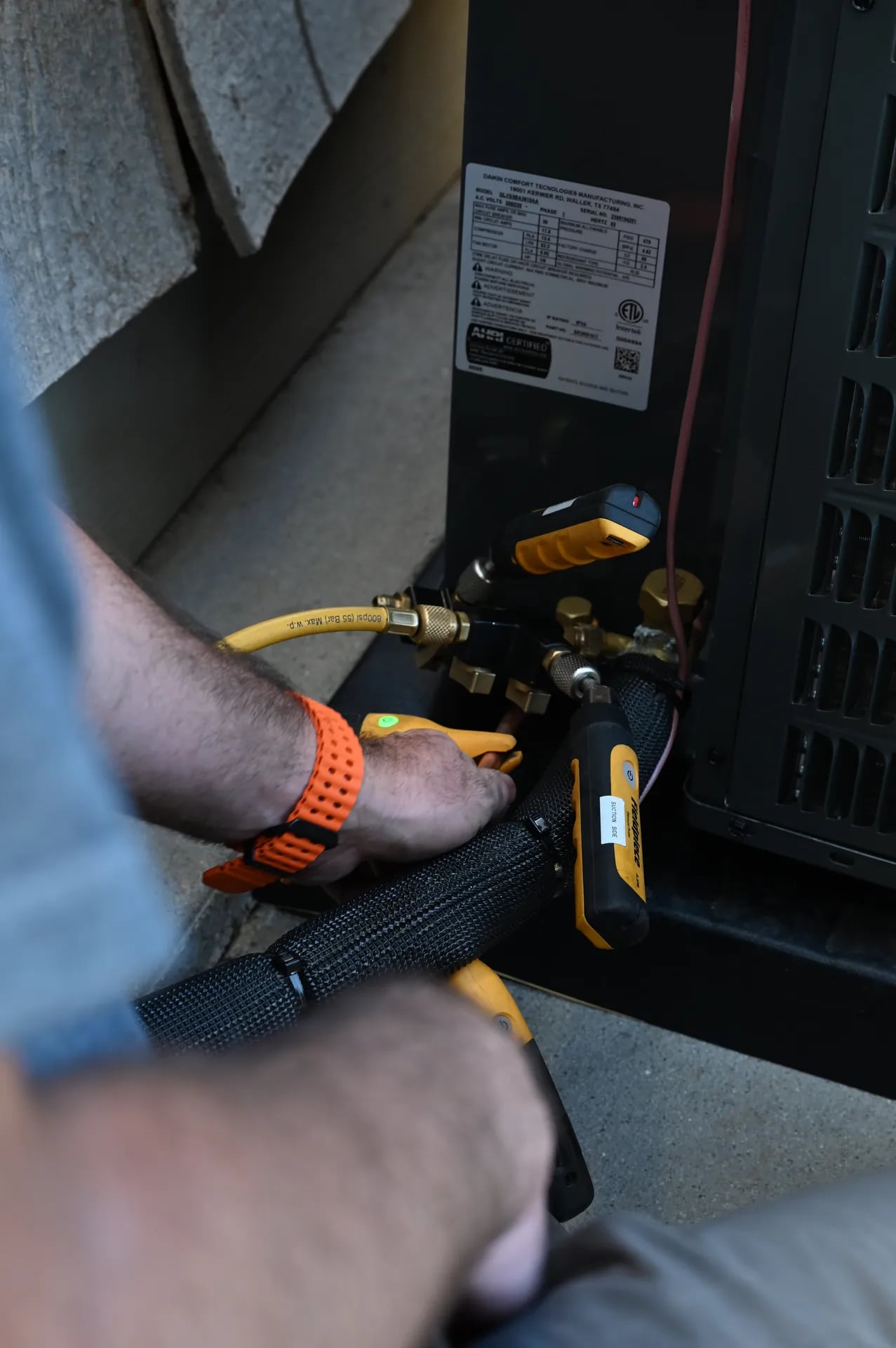 Charging gauges on outdoor unit